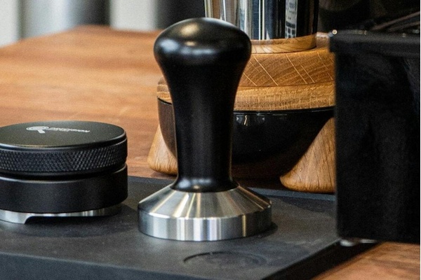 Tamper là gì? Dụng cụ tamper nén cà phê